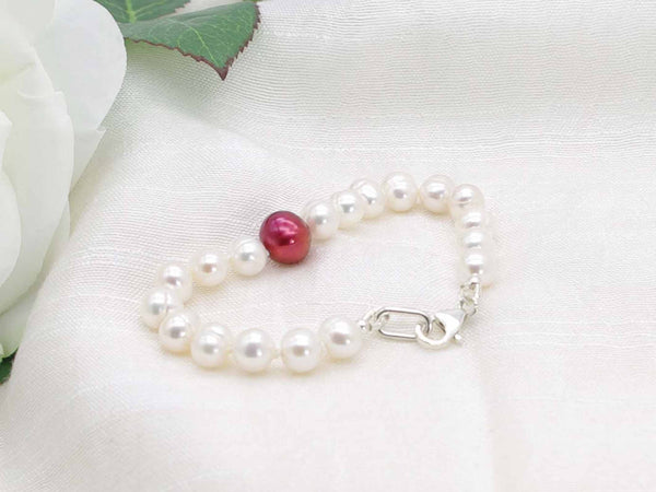 Mulberry Crush white pearl hand knotted bracelet featuring a mulberry pearl and silver lobster clasp from Jewellery by Linda
